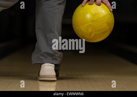 Bowler tenta di estrarre il pin rimanenti Foto Stock