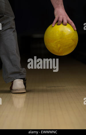 Bowler tenta di estrarre il pin rimanenti Foto Stock