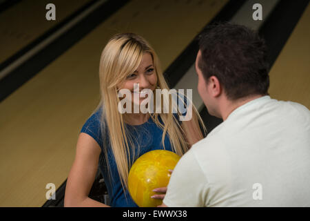 Matura in una pista da bowling Foto Stock