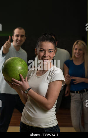 Amici Bowling insieme Foto Stock