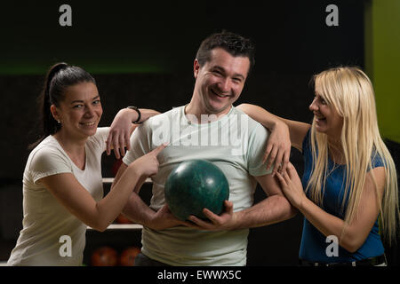 Bowling con gli amici Foto Stock