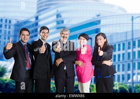 4 Indian business partner pollice in alto mostra Foto Stock