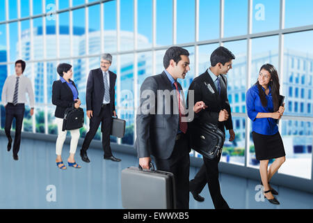 3 Indian business partner di conversazione a piedi Foto Stock