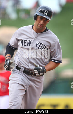 Anaheim, California, USA. 1 Luglio, 2015. New York Yankees diritto fielder Garrett Jones #33 tornate terzo dopo aver colpito un homer nel gioco tra i New York Yankees e Los Angeles gli angeli di Anaheim, Angel Stadium di Anaheim, CA, fotografo: Pietro Joneleit Credito: Cal Sport Media/Alamy Live News Foto Stock