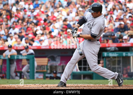 Anaheim, California, USA. 1 Luglio, 2015. New York Yankees diritto fielder Garrett Jones #33 di blasti un home run nel gioco tra i New York Yankees e Los Angeles gli angeli di Anaheim, Angel Stadium di Anaheim, CA, fotografo: Pietro Joneleit Credito: Cal Sport Media/Alamy Live News Foto Stock