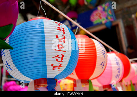 Lanterne pendenti a celebrare il compleanno di Buddha in Corea del Sud. Il testo sui mezzi di lanterna Buddha compleanno. Foto Stock