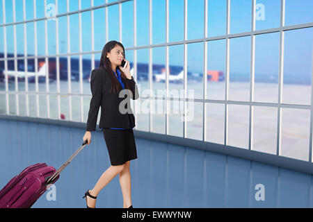 1 indian Business donna parlare passeggero Telefono Cellulare Foto Stock