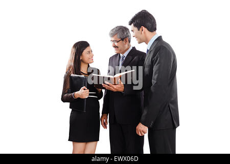 3 Indian business partner Prenota la lettura di discussione Foto Stock