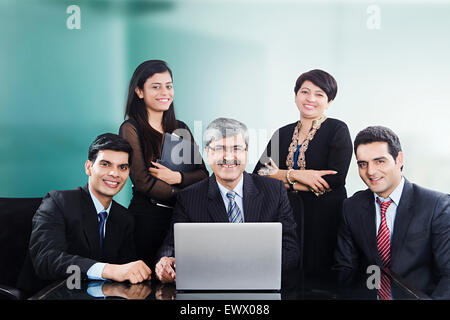 4 Indian business partner incontri di office Foto Stock