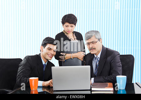 3 Indian business partner di discussione per laptop Foto Stock