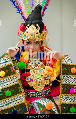 Un bambino a Jember colorato carnevale di moda in Jember, Indonesia Foto Stock