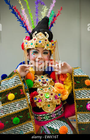 Un bambino a Jember colorato carnevale di moda in Jember, Indonesia Foto Stock