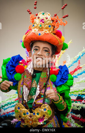 Un bambino a Jember colorato carnevale di moda in Jember, Indonesia Foto Stock