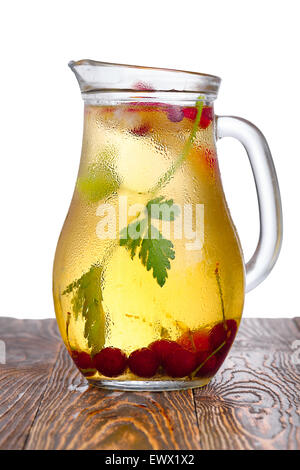 Glass Pitcher casereccio spritzer (schorle) arricchito con ciliegie e fette di mela. Brocca piena di analcolici vini spumanti e co Foto Stock