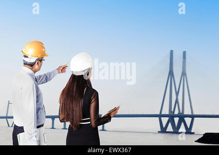 2 Architetto indiano Sito in costruzione il controllo Foto Stock