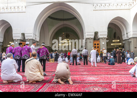 MEDINA, ARABIA SAUDITA - MARZO 07, 2015 : i musulmani pregano all'interno di Masjid Quba a Medina, Arabia Saudita. Foto Stock