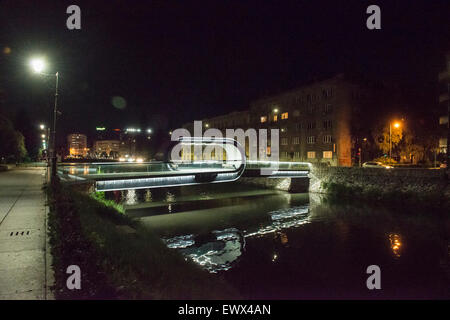 L'Accademia di Arte edificio con "Festina Lente " ponte di Sarajevo di notte Foto Stock