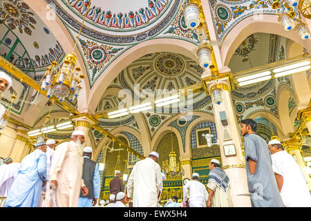 MEDINA-MAR 8 : Interno di Masjid Nabawi Marzo 8, 2015 in Medina, Arabia Saudita. La Moschea Nabawi è la seconda più santa moschea di è Foto Stock