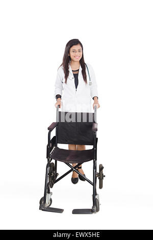 1 donna indiana medico sedia a rotelle a piedi Foto Stock