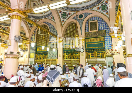 MEDINA-MAR 8 : Interno di Masjid Nabawi Marzo 8, 2015 in Medina, Arabia Saudita. La Moschea Nabawi è la seconda più santa moschea di è Foto Stock