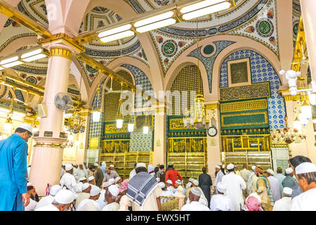 MEDINA-MAR 8 : Interno di Masjid Nabawi Marzo 8, 2015 in Medina, Arabia Saudita. La Moschea Nabawi è la seconda più santa moschea di è Foto Stock