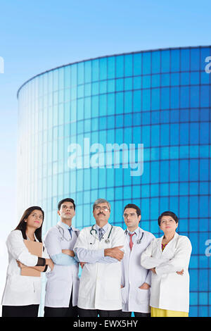 5 medico indiano collega posa permanente Foto Stock