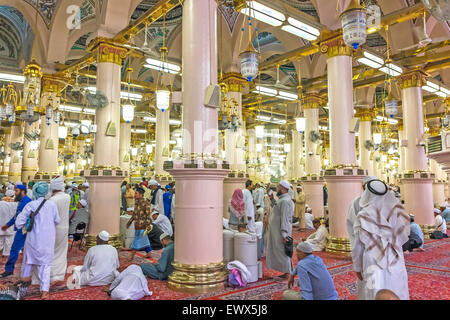 MEDINA-MAR 8 : Interno di Masjid Nabawi Marzo 8, 2015 in Medina, Arabia Saudita. La Moschea Nabawi è la seconda più santa moschea di è Foto Stock