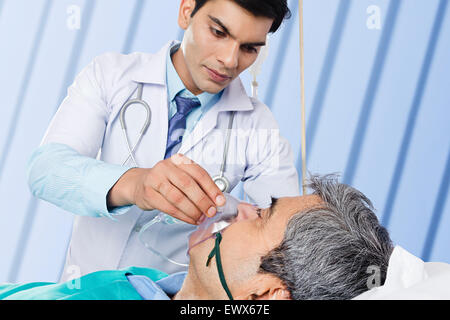 Indian medico paziente emergenza maschera di ossigeno Foto Stock