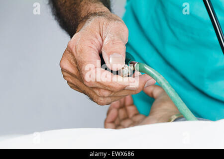Indian medico paziente controllo Foto Stock