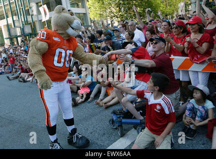Vancouver, Canada. 1 Luglio, 2015. Una sfilata è tenuto a celebrare il 148th Canada il giorno o la Giornata Nazionale a Vancouver nel luglio 1, 2015. Credito: Liang Sen/Xinhua/Alamy Live News Foto Stock