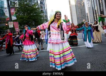 Vancouver, Canada. 1 Luglio, 2015. Una sfilata è tenuto a celebrare il 148th Canada il giorno o la Giornata Nazionale a Vancouver nel luglio 1, 2015. Credito: Liang Sen/Xinhua/Alamy Live News Foto Stock