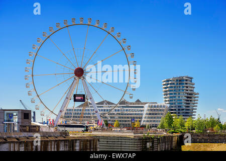 Quartier generale Unilever, Marco Polo la torre e la ruota panoramica Ferris in HafenCity di Amburgo, Germania Foto Stock
