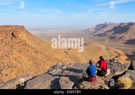 Ai turisti di ammirare paesaggi di montagna a Amogjar pass, Atar, Regione di Adrar, Mauritania Foto Stock