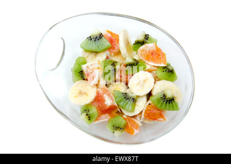 Ciotola con frutta tagliata su uno sfondo bianco vista superiore Foto Stock