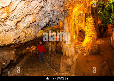 Italia Puglia Castellana Grotte - passaggio con il speleologo Sergio Carpinelli Foto Stock