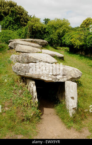 Ingresso al neolitico Le Mané-Réthual dolmen, ( a.k.a. Mané-Rutual) situato a Loqmariaquer in Bretagna, Francia. Foto Stock