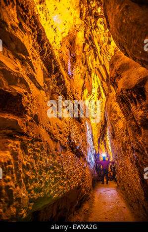 Italia Puglia Castellana Grotte --l'Speleologo Sergio Carpinelli attraverso il corridoio del deserto Foto Stock