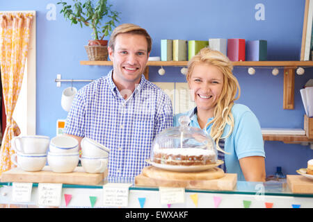 Ritratto di giovane in esecuzione Cafe insieme Foto Stock