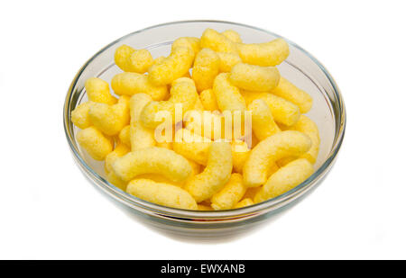 Corn snack sulla ciotola su sfondo bianco Foto Stock