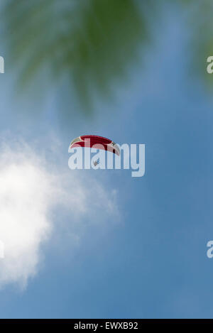 Parapendio sul nelle Isole Canarie. Red parapendio contro il cielo blu. Foto Stock