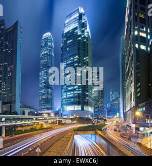 Immagine del centro cittadino di Hong Kong di notte. Questo è il composito di tre immagini verticali cucite insieme in photoshop. Foto Stock