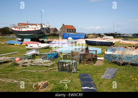 Barche e attrezzatura da pesca, Isola Santa Lindisfarne, Northumberland, England, Regno Unito Foto Stock