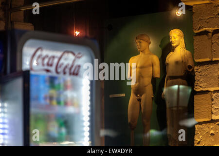 Frigorifero di fronte alla mostra del negozio del Museo Archeologico, scultura Rethymno Creta, isola greca, scultura del museo della Grecia Coca-Cola segno Foto Stock