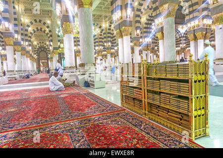 MEDINA-MAC 9 : i musulmani leggere il Corano e di pregare all interno di Masjid Nabawi Marzo 9, 2015 in Medina, Arabia Saudita. Nabawi moschea è s Foto Stock