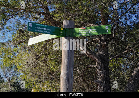 Seguire le indicazioni per le direzioni per vari luoghi del Montgrí, Isole Medes e del Baix Ter parco naturale. Girona. La Catalogna. Spagna Foto Stock