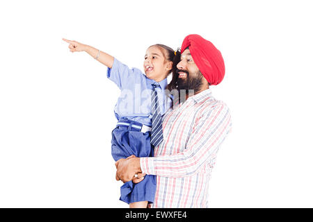 2 indian Punjabi padre e figlia dello studente il dito puntato Foto Stock