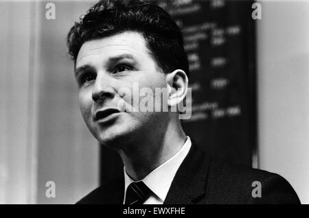 MP conservatore per Smethwick, Peter Griffiths, parlando ai giovani conservatori. Londra, 5 novembre 1964. Foto Stock