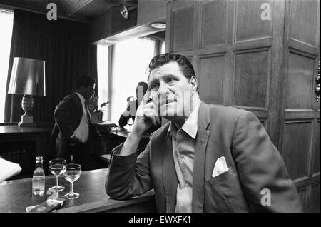 Tommy Cooper visto qui al bar del Teatro Nuovo di Oxford. Xxii Marzo 1972 Foto Stock