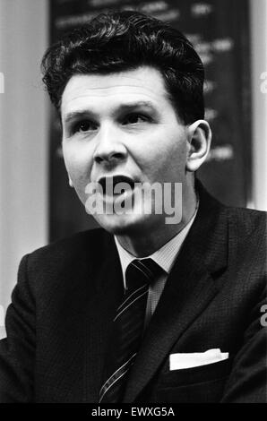 MP conservatore per Smethwick, Peter Griffiths, parlando ai giovani conservatori. Londra, 5 novembre 1964. Foto Stock