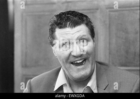 Tommy Cooper visto qui al bar del Teatro Nuovo di Oxford. Xxii Marzo 1972 Foto Stock